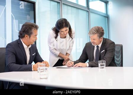 La gente di affari firma contratto in sala conferenze Foto Stock