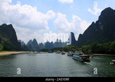 Guilin, le montagne calcaree visto dal fiume Li Foto Stock