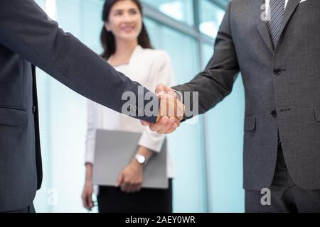 La gente di affari si stringono la mano in sala conferenze Foto Stock