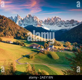 Magnifica vista di Santa Maddalena villaggio nella parte anteriore del Geisler Odle o gruppo delle Dolomiti. Colori d'autunno tramonto nelle Alpi Dolomitiche, Italia, Europa. Foto Stock