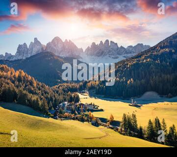 Magnifica vista di Santa Maddalena villaggio nella parte anteriore del Geisler Odle o gruppo delle Dolomiti. Colori d'autunno sunrise nelle Alpi Dolomitiche, Italia, Europa. Foto Stock