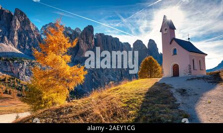 Piccola chiesa sulla sommità del passo Gardena con Piz Boe mountain sullo sfondo. Colori d'autunno scena nelle alpi dolomitiche, Canazei, provincia di Trento Foto Stock