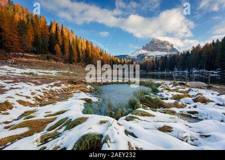 Bella e soleggiata di scena sul Lago Antorno con Tre Cime di Lavaredo monte. Colorato paesaggio autunnale nelle Alpi Dolomitiche, Provincia di Belluno, Italia. Foto Stock