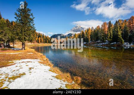 Mattina di sole di scena sul Lago Antorno. Colorato paesaggio autunnale nel Parco Nazionale di Tre Cime di Lavaredo, Alpi Dolomitiche, Alto Adige. Ubicazione Auronzo. Foto Stock