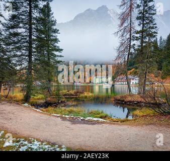 Mattinata nebbiosa di scena sul lago di Misurina nel Parco Nazionale di Tre Cime di Lavaredo. Colorato paesaggio autunnale nelle Alpi Dolomitiche, Alto Adige, ubicazione Auronzo. Foto Stock