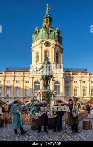 I musicisti suonano musica di Natale in tedesco tradizionale mercato di Natale a Schloss Charlottenburg Palace a Berlino Foto Stock