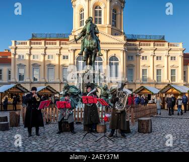 I musicisti suonano musica di Natale in tedesco tradizionale mercato di Natale a Schloss Charlottenburg Palace a Berlino Foto Stock