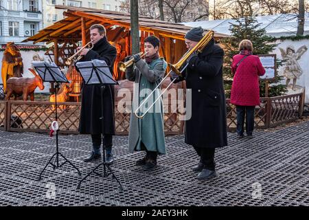 I musicisti suonano musica di Natale & presepe al tedesco tradizionale mercato di Natale a Schloss Charlottenburg Palace a Berlino Foto Stock