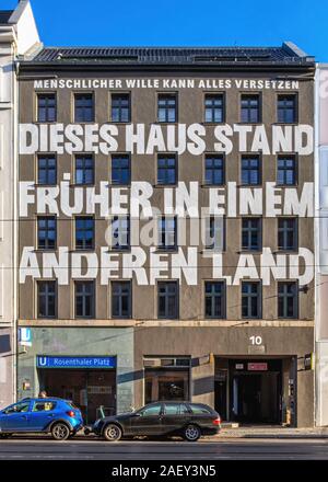 Berlino, Rosenthaler Platz della U8 ferrovia sotterranea ingresso & sign in edificio con scritte 'Dieses Haus Stand Fruher in einem Anderen Land' Foto Stock