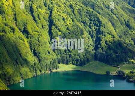 Primo piano vista del cratere di pareti coperte da foreste, Lagoa das Sete Cidades Foto Stock