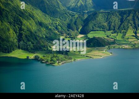 Lagoa das Sete Cidades closeup vista di campi agricoli e il lago blu Foto Stock