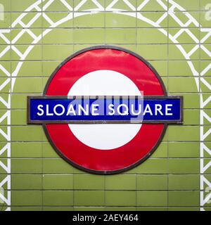 La stazione metropolitana di Sloane Square. Un segno della piattaforma per la stazione della metropolitana di Londra sulle linee Circle e District. Foto Stock