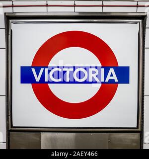 La stazione metropolitana di Victoria. Un segno per la stazione della metropolitana di Londra su una piattaforma a Victoria con le linee Circle e District. Foto Stock