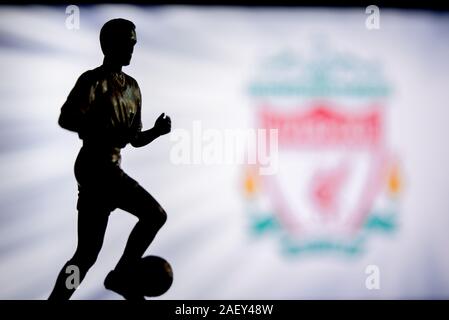 LIVERPOOL, in Inghilterra, in luglio. 1. 2019: Liverpool Football Club il logo Premier League, Inghilterra. Giocatore di calcio silhouette. Foto Stock