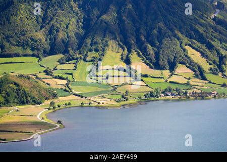 Lagoa das Sete Cidades closeup vista di campi agricoli e il lago blu Foto Stock