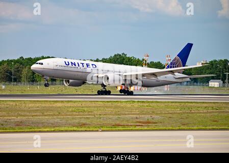 Francoforte, Hesse/Germania - 19.05.2019Regno di aeromobili (Boeing 777-200 - N786UA) sulla pista di nord-ovest dell'aeroporto di Francoforte Foto Stock