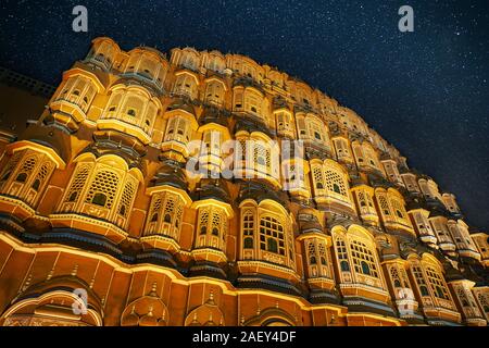 Hawa Mahal o Palazzo dei venti - palazzo medievale con 953 windows a Jaipur, India. Hawa Mahal vista notte con cielo stellato. Foto Stock