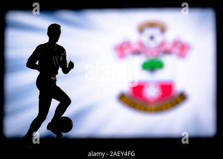 Londra, Inghilterra, luglio. 1. 2019: Southampton football club il logo Premier League, Inghilterra. Giocatore di calcio silhouette. Foto Stock