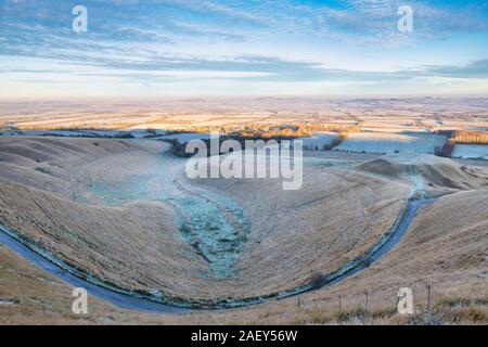 La mangiatoia e Dragon Hill in la mattina di dicembre il gelo a Uffington, visto dal White Horse Hill. Uffington, Oxfordshire, Inghilterra Foto Stock