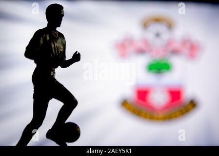 Londra, Inghilterra, luglio. 1. 2019: Southampton football club il logo Premier League, Inghilterra. Giocatore di calcio silhouette. Foto Stock