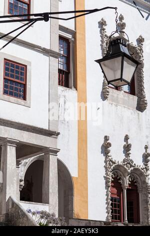 Palacio Nacional de Sintra esterno close-up con porte e finestre e una lanterna Foto Stock