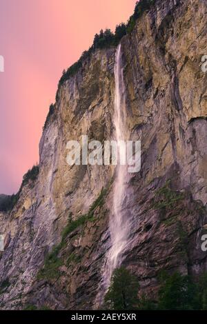 Bella cascata in alta montagna della Svizzera. Luce magica al tramonto in Lauterbrunnen, cantone di Berna, Svizzera. Foto Stock