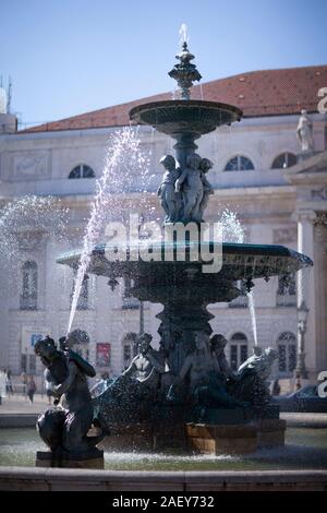 Fontana con statue in Praca De Dom Pedro IV (Piazza Rossio) noto anche come Fontes do Rossio durante il giorno Foto Stock