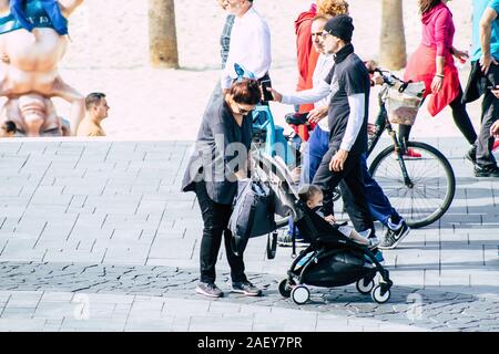 Tel Aviv Israele Dicembre 07, 2019 Vista di persone sconosciute a camminare per le strade di Tel Aviv nel pomeriggio Foto Stock