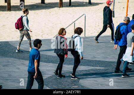 Tel Aviv Israele Dicembre 07, 2019 Vista di persone sconosciute a camminare per le strade di Tel Aviv nel pomeriggio Foto Stock