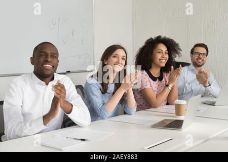 Sorridente diversi dipendenti applaudire ringraziando altoparlante per la presentazione Foto Stock