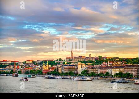 Il lato di Buda di Budapest, Ungheria lungo il Fiume Danubio al tramonto Foto Stock