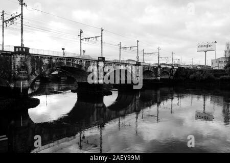 Stazione ponte che attraversa il Fiume Bidassoa, Hendaye, Pyrénées-Atlantiques, Francia Foto Stock