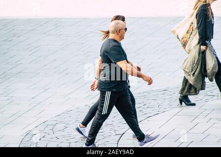 Tel Aviv Israele Dicembre 07, 2019 Vista di persone sconosciute a camminare per le strade di Tel Aviv nel pomeriggio Foto Stock