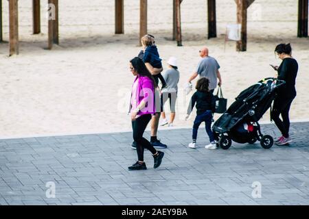 Tel Aviv Israele Dicembre 07, 2019 Vista di persone sconosciute a camminare per le strade di Tel Aviv nel pomeriggio Foto Stock