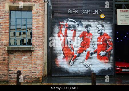 Porta di Garage pittura del Liverpool FC football giocatori sul Fleet Street, in Concert Square, Cavern Quarter, Liverpool. Inghilterra, l'Europa. Foto Stock