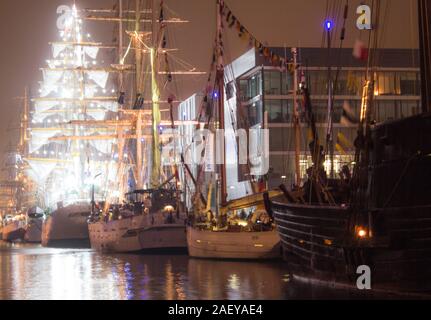 Molte navi e barche a vela di Bremerhaven la sera Foto Stock