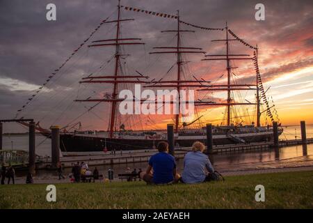 Nave al porto con bellissimo cielo - Vela Bremerhaven Foto Stock