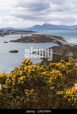 Skye Bridge sul Loch Alsh terraferma di collegamento Highland scozzesi con l'Isola di Skye, dal Plock, Scotland, Regno Unito in Marzo Foto Stock