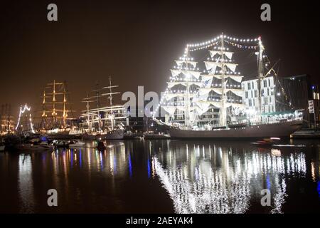 Le navi che riflette nel fiume a vela Bremerhaven Foto Stock