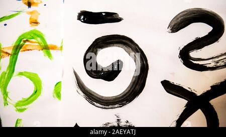 Segni neri disegnati a mano con tempera e pennello. Foto Stock