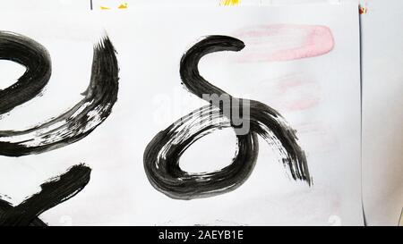 Segni neri disegnati a mano con tempera e pennello. Foto Stock
