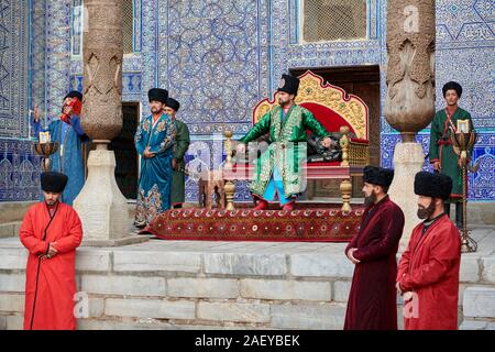 Spettacolo teatrale di emiro di Khiva, Kunya Ark, Citadel, Itchan-Kala, Khiva, Uzbekistan in Asia centrale Foto Stock