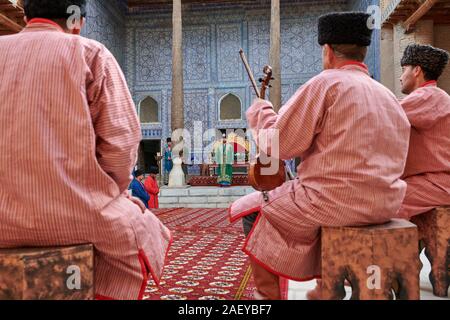 Spettacolo teatrale di emiro di Khiva, Kunya Ark, Citadel, Itchan-Kala, Khiva, Uzbekistan in Asia centrale Foto Stock