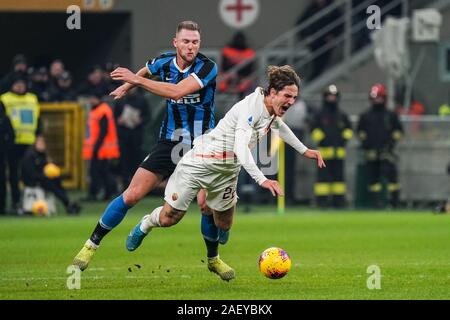 Nicolò zaniolo (roma) vanificata da Milano skriniar (inter) durante Inter vs Roma, Milano, Italia, 06 dic 2019, Calcio Calcio italiano di Serie A uomini Champi Foto Stock