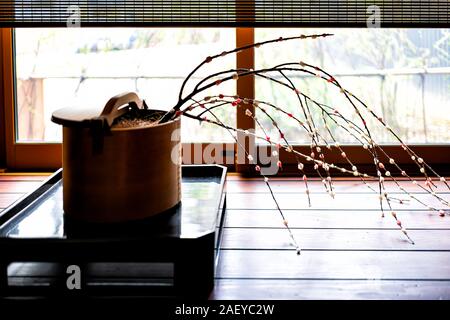 Ikebana Hanamochi cherry blossom vaso da fiori in Giappone, un tradizionale nuovo anno di decorazioni di fiori realizzati con riso Foto Stock