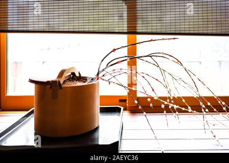 Ikebana Hanamochi fiore di ciliegio sakura vaso da fiori in Giappone, un tradizionale nuovo anno di decorazioni di fiori realizzati con riso Foto Stock