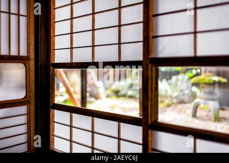 Casa tradizionale giapponese Onsen ryokan hotel in Giappone con porte scorrevoli di carta shoji e finestra a giardino verde Foto Stock