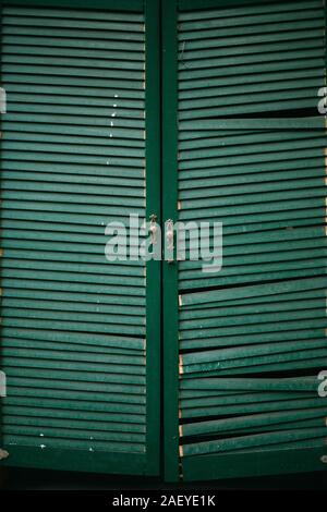 Vecchio trama verde lo sfondo della finestra Foto Stock