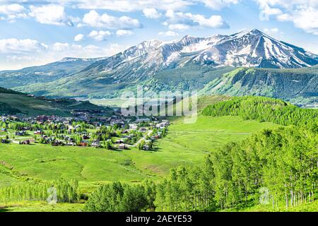 Crested Butte, Colorado città cityscape elevato angolo vista da Snodgrass sentiero escursionistico in estate con i prati alpini e alberi aspent forest grove Foto Stock