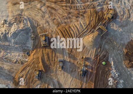 Attrezzature pesanti spostando la sporcizia in costruzione commerciale sito in Georgia Foto Stock